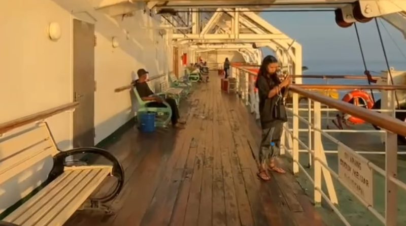 Penumpang Kapal Pelni berada di geladak kapal. f-tangkapan layar