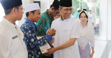 Wako Amsakar-Li Claudia Serahkan Insentif, Tegaskan Peran Strategis Tokoh Agama Dalam Masyarakat
