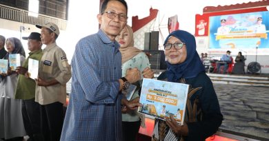Wako Batam Amsakar Serahkan Insentif RT dan RW di Sembilan Kecamatan