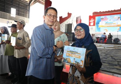 Wako Batam Amsakar Serahkan Insentif RT dan RW di Sembilan Kecamatan