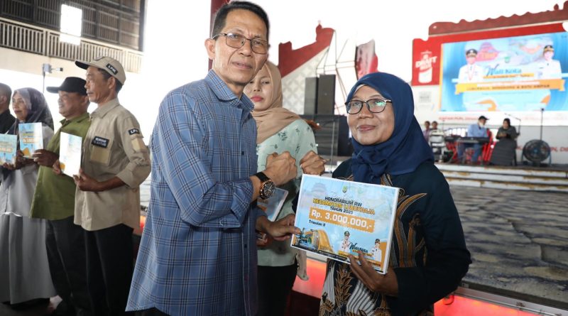 Wako Batam Amsakar Serahkan Insentif RT dan RW di Sembilan Kecamatan