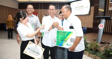 Wako Amsakar – Li Claudia Serahkan Insentif untuk 370 Pendeta Menetap Batam