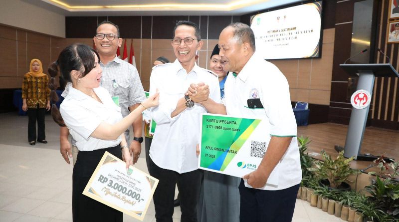 Wako Amsakar – Li Claudia Serahkan Insentif untuk 370 Pendeta Menetap Batam