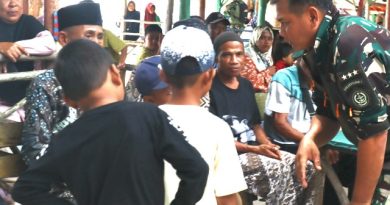 Pangkogabwilhan I Letjen Kunto Arief Wibowo Makan Bersama Warga Pesisir Bintam