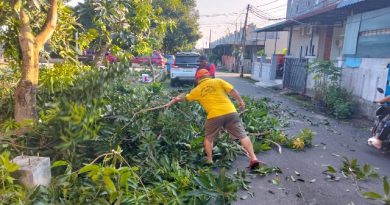 Warga Cahaya Garden Tahap 2 Gelar Gotong Royong Bersihkan Lingkungan Komplek