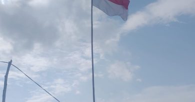 Petani Dompak Kibarkan Merah Putih di Tengah Lahan Pertanian