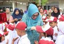 Pertama Masuk Sekolah, Erlita Amsakar Beri Semangat Siswa Baru di SDN 002 Batam
