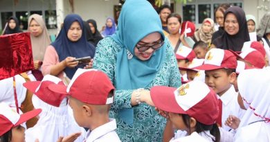 Pertama Masuk Sekolah, Erlita Amsakar Beri Semangat Siswa Baru di SDN 002 Batam