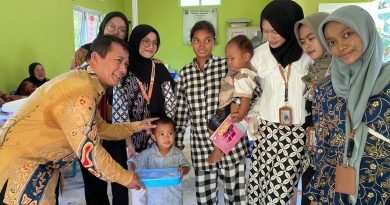 Mahasiswa UMRAH Bantu Tim Medis di Posyandu, Wujudkan Kepedulian Kesehatan Masyarakat