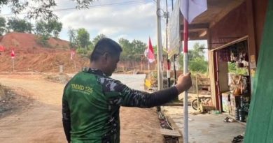 Semangat Kemerdekaan di Sambau IV, Warga dan Satgas TMMD Hiasi Lingkungan dengan Bendera Merah Putih