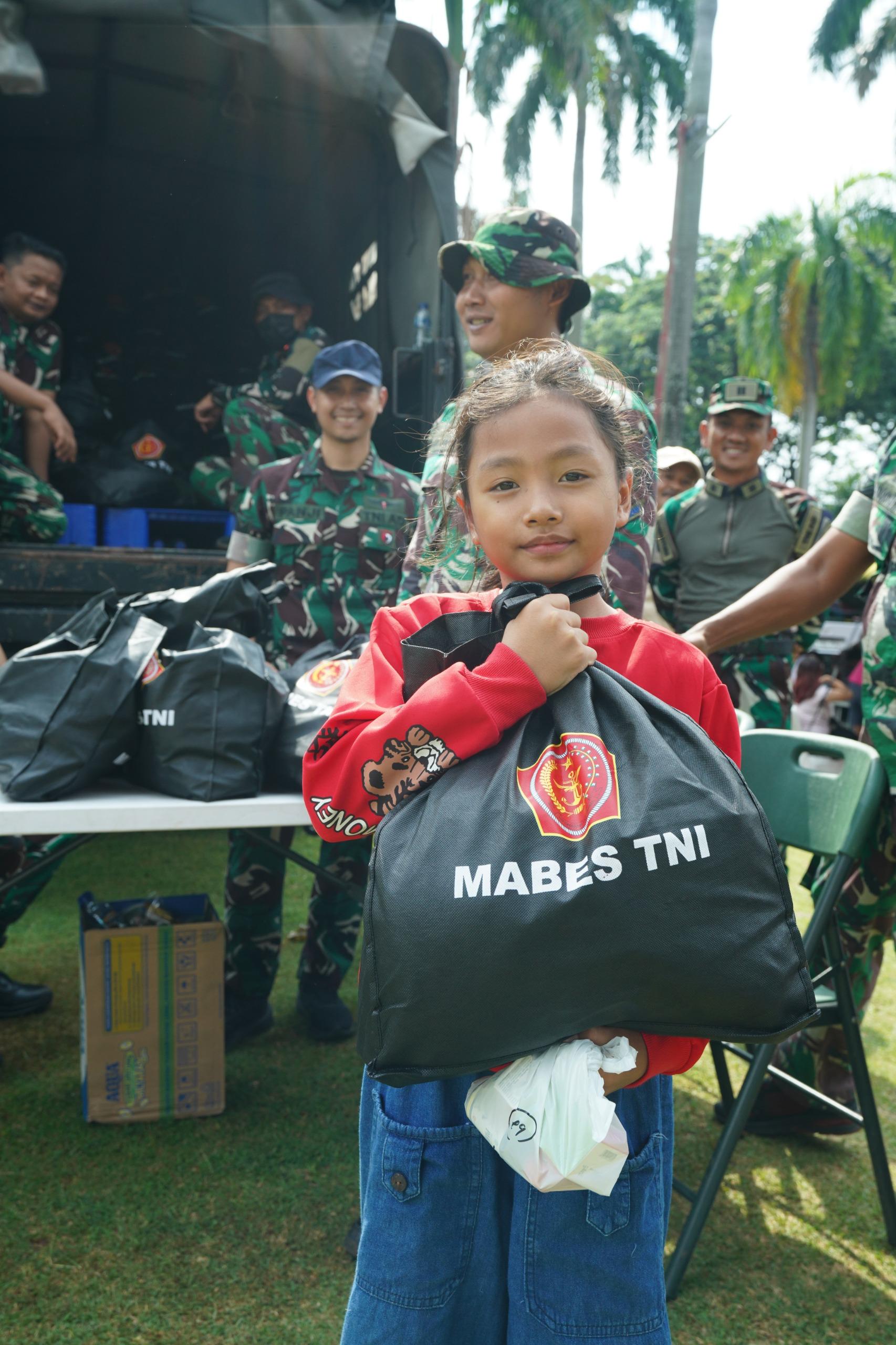 TNI Bagikan 15 Ribu Paket Sembako untuk Masyarakat di Monas - Terdepan ...
