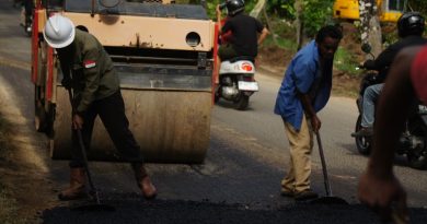 Jalan Nusantara KM 13 Tanjungpinang-Kijang Diperbaiki