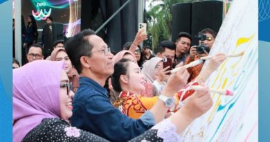 Batam Batik Fashion Week Resmi Dibuka, Amsakar Bersama Li Claudia dan Erlita Awali dengan Membatik