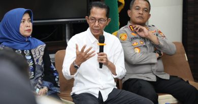 Buruh Demo di Pemko Batam, Wali Kota Amsakar Langsung Buka Ruang Dialog dengan Pekerja