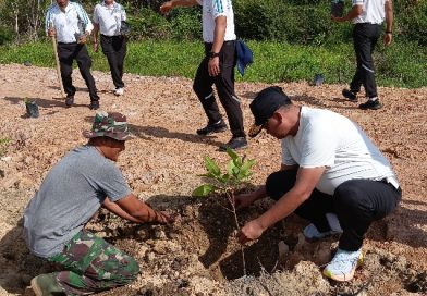 Hijaukan Dompak, Letjen Kunto Arief Wibowo Ajak Prajurit Tanam Pohon Buah