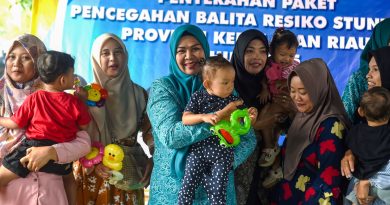 Ketua TP-PKK Kepri Dewi Kumalasari Ansar Serahkan Paket Pencegahan Stunting di Kampung KB Abyaksa