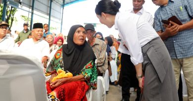 Li Claudia Candra Gandeng DPRD Kota Batam Serahkan Bantuan Sosial Bagi Lansia