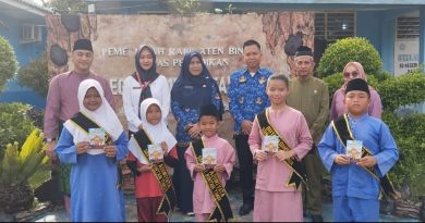 Siswa SD dan SMP Terima Buku Saku Literasi Lingkungan dari Bintan