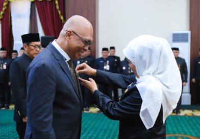 Ketua Umum PWI Terima Lencana Kehormatan “Jer Basuki Mawa Beya” dari Gubernur Jatim