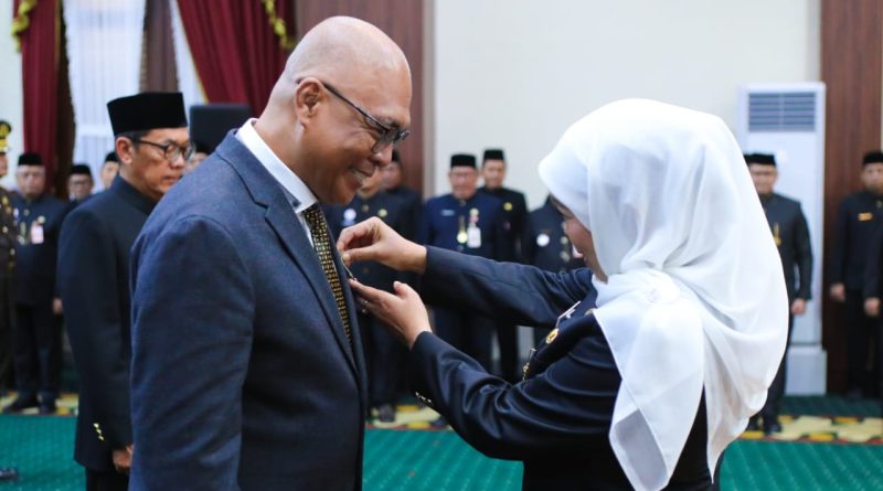 Ketua Umum PWI Terima Lencana Kehormatan “Jer Basuki Mawa Beya” dari Gubernur Jatim