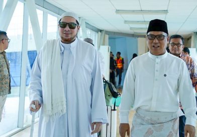Wagub Nyanyang Dampingi Habib Jindan Jadi Khatib Sholat Jumat di Masjid Alhikmah Tanjungpinang Wagub Nyanyang Dampingi Habib Jindan Jadi Khatib Sholat Jumat di Masjid Alhikmah Tanjungpinang