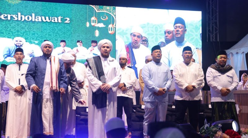 Syahdunya Kepri Bersholawat, Ribuan Jamaah Bersatu di Gurindam 12 Syahdunya Kepri Bersholawat, Ribuan Jamaah Bersatu di Gurindam 12
