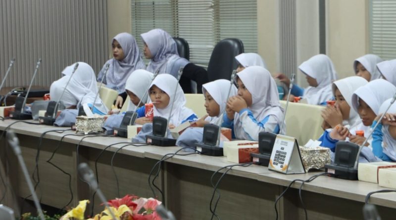 Suryanto Ajak Siswa SD Al Kaffah Mengenal DPRD Batam Lebih Dekat
