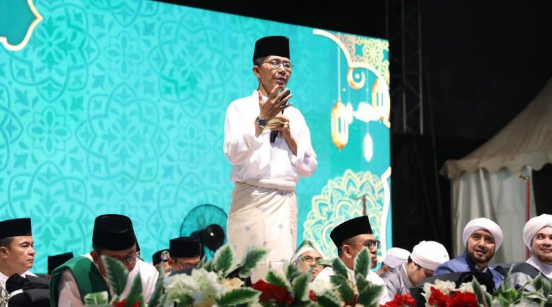 Amsakar dan Ribuan Warga Batam Bersalawat Bersama Habib Syech dan Habib Jindan Amsakar dan Ribuan Warga Batam Bersalawat Bersama Habib Syech dan Habib Jindan