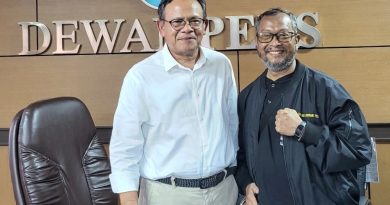 Ahli Pers Dewan Pers Saibansah Dardani bersama Ketua Dewan Pers Prof. Komaruddin Hidayat. (Foto: PWI Kepri