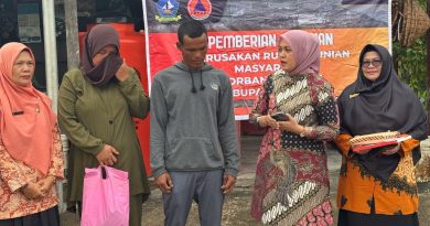 Wabup Bintan Deby Serahkan Bantuan ke Korban Bencana di Pengudang