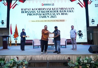 PWI Kepri Terima Penghargaan Bawaslu dalam Rakor Pengawasan