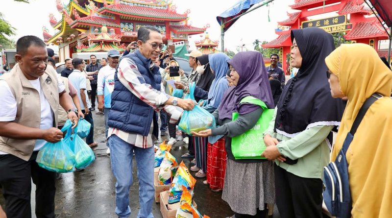 Amsakar-Li Claudia Salurkan 52.500 Paket Sembako Bersubsidi, Kendalikan Inflasi jelang Nataru Amsakar-Li Claudia Salurkan 52.500 Paket Sembako Bersubsidi, Kendalikan Inflasi jelang Nataru