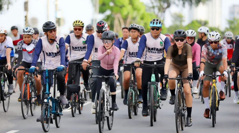 Batam Bersepeda Semarakkan HJB ke-196, Amsakar-Li Claudia Gowes Bersama 2.826 Peserta Batam Bersepeda Semarakkan HJB ke-196, Amsakar-Li Claudia Gowes Bersama 2.826 Peserta
