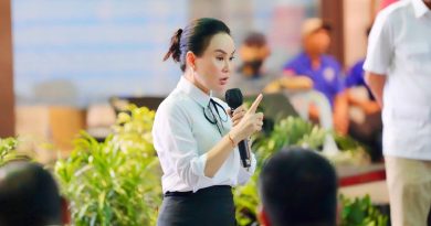 Sambil Menyerahkan Bantuan, Li Claudia Chandra Mendengar Curahan Hati Anak-Anak Yatim Batam