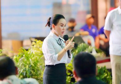 Sambil Menyerahkan Bantuan, Li Claudia Chandra Mendengar Curahan Hati Anak-Anak Yatim Batam