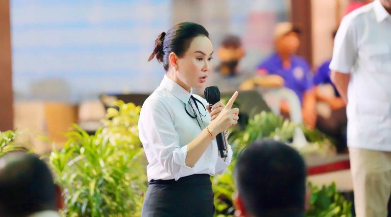 Sambil Menyerahkan Bantuan, Li Claudia Chandra Mendengar Curahan Hati Anak-Anak Yatim Batam