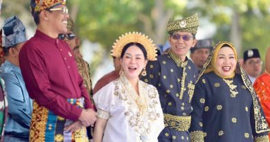 Pakaian Adat Nusantara Warnai Pawai Budaya di Engku Putri