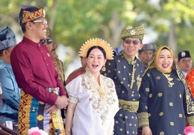 Pakaian Adat Nusantara Warnai Pawai Budaya di Engku Putri