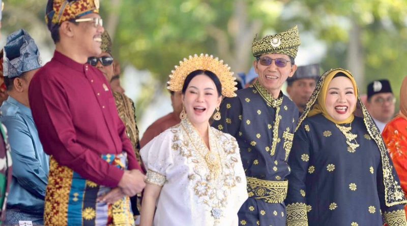 Pakaian Adat Nusantara Warnai Pawai Budaya di Engku Putri