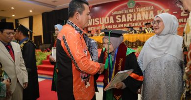 Menyiapkan SDM Unggul di Era Society 5.0, Pesan Gubernur Ansar Ahmad di Wisuda ke-XXV IAI Miftahul Ulum