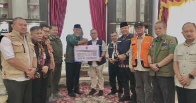 Wagub Kepri Nyanyang Serahkan Bantuan “Kepri Peduli Bencana” Rp1,15 Miliar untuk Korban Banjir Bandang di Sumbar