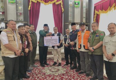 Wagub Kepri Nyanyang Serahkan Bantuan “Kepri Peduli Bencana” Rp1,15 Miliar untuk Korban Banjir Bandang di Sumbar