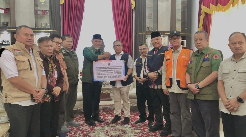 Wagub Kepri Nyanyang Serahkan Bantuan “Kepri Peduli Bencana” Rp1,15 Miliar untuk Korban Banjir Bandang di Sumbar