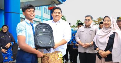 Bupati Bintan Roby Bagikan 6.434 Seragam Sekolah Gratis untuk Siswa