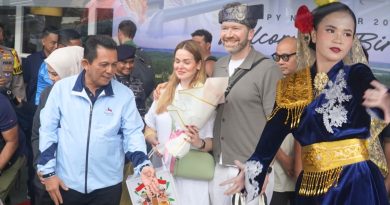 Hangatnya Sambutan Awal Tahun: Ansar Ahmad Menyapa Wisatawan Perdana 2026 di Bintan