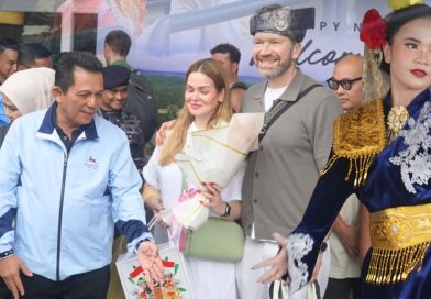 Hangatnya Sambutan Awal Tahun: Ansar Ahmad Menyapa Wisatawan Perdana 2026 di Bintan