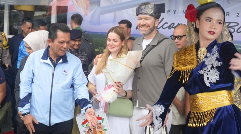 Hangatnya Sambutan Awal Tahun: Ansar Ahmad Menyapa Wisatawan Perdana 2026 di Bintan