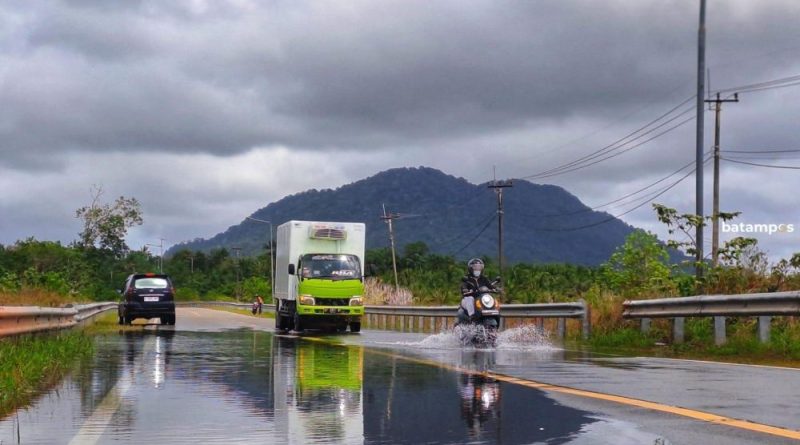Air Laut Naik, Jalan Lintas Barat Bintan Terendam Banjir Rob, Lalu Lintas Melambat, Warga Diminta Waspada