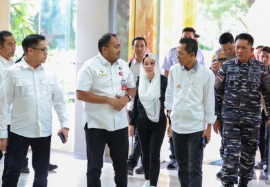 Amsakar-Li Claudia Salurkan Bantuan Rp4,8 M, Wagub Aceh Titip Salam untuk Warga Batam