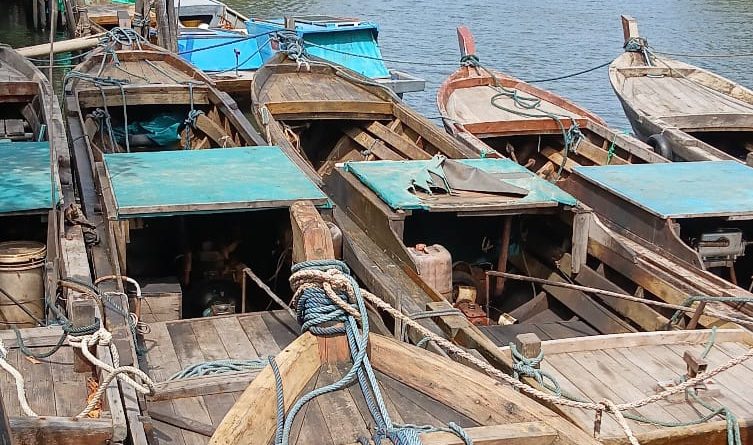 Saat Laut Mengamuk, Nelayan Kelong Bintan Menambatkan Harapan di Darat